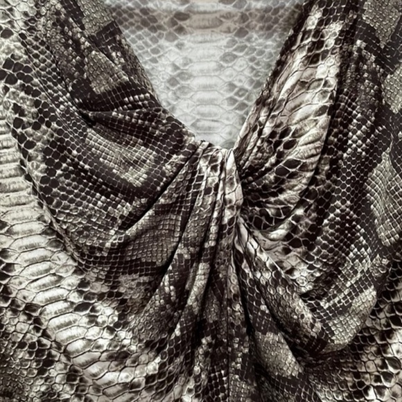 MICHAEL MICHAEL KORS LG. SLEEVELESS BLOUSE SNAKESKIN PRINT - Picture 2 of 9